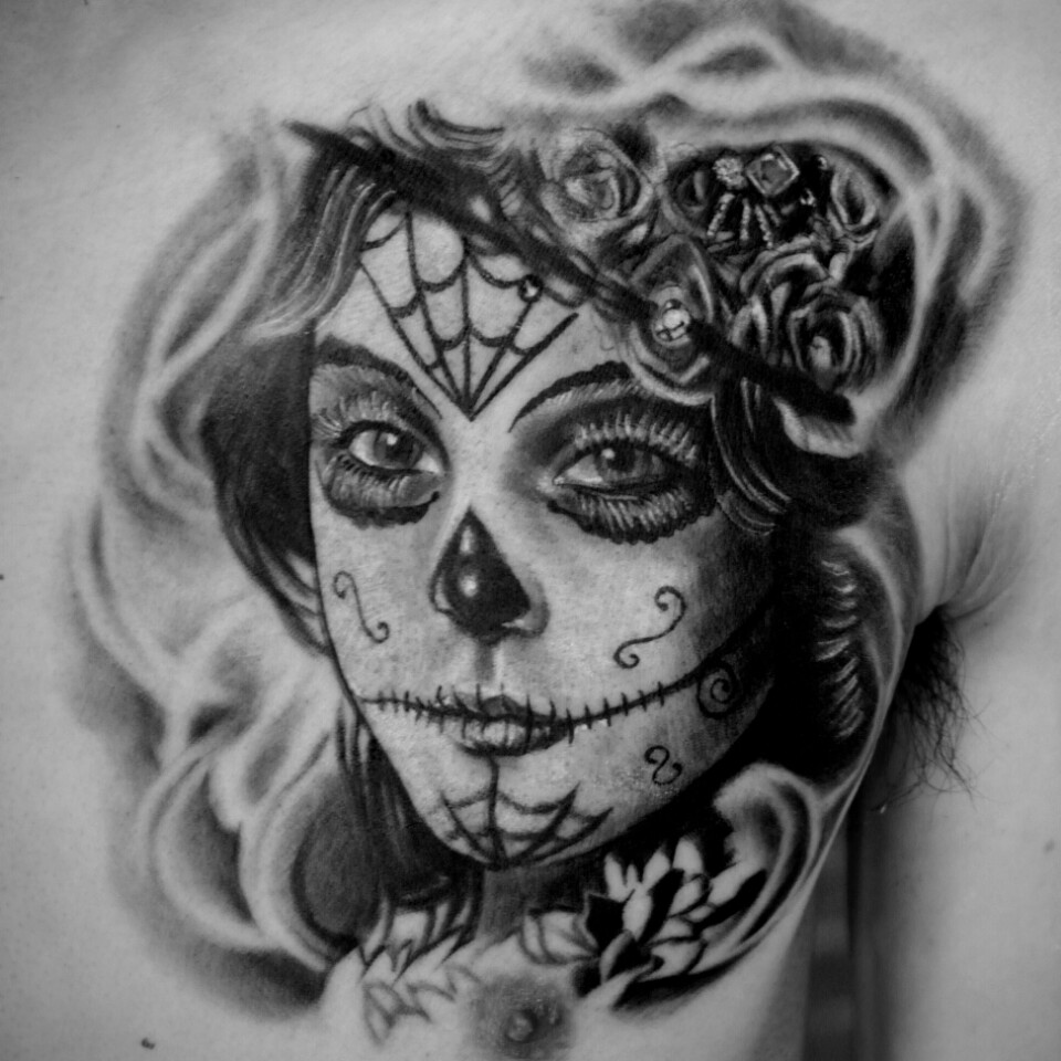 가슴에 슈가스컬 작업 | 진주타투 니들스핀타투